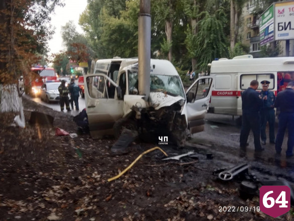 Одиннадцать человек пострадали в ДТП с маршруткой в Саратове