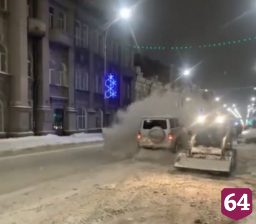 В центре Саратова автохам на внедорожнике въехал в груду снега