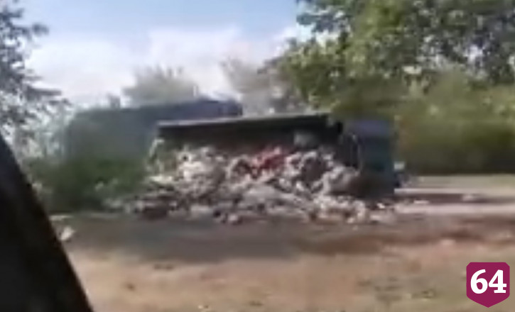 В Энгельсе у грузовика опрокинулся прицеп с мусором