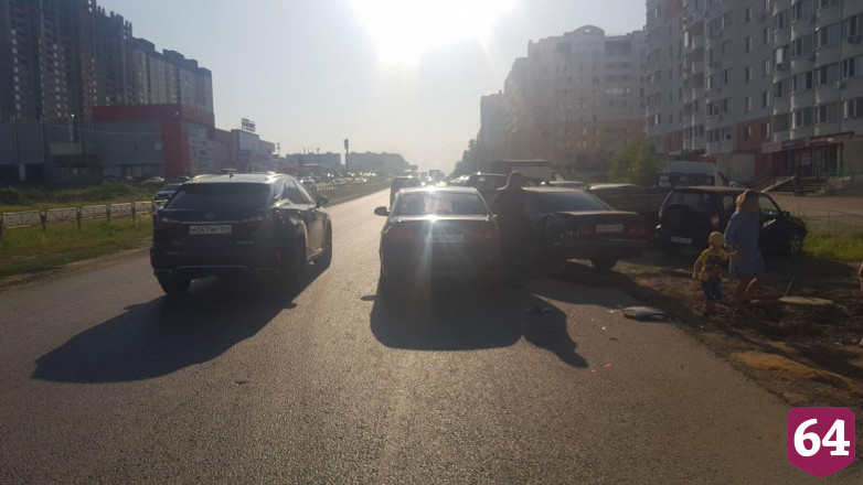 Автоледи протаранила «Мерседес» и сбила пешехода на Тархова