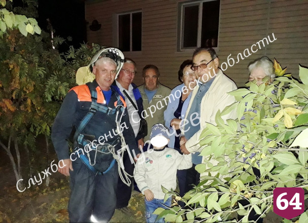 Спрятавшегося на дереве 4-летнего мальчика пришлось снимать спасателям 