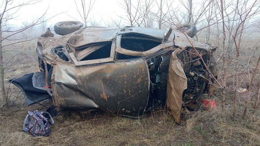 Два человека погибли в перевернувшемся под Саратовом автомобиле