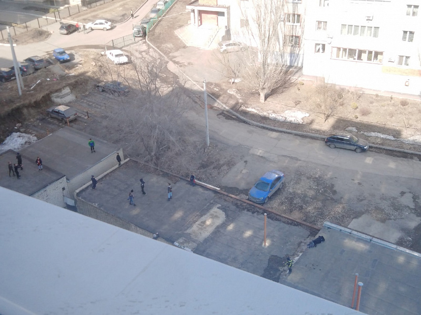 В Саратове дети играют на крышах гаражей