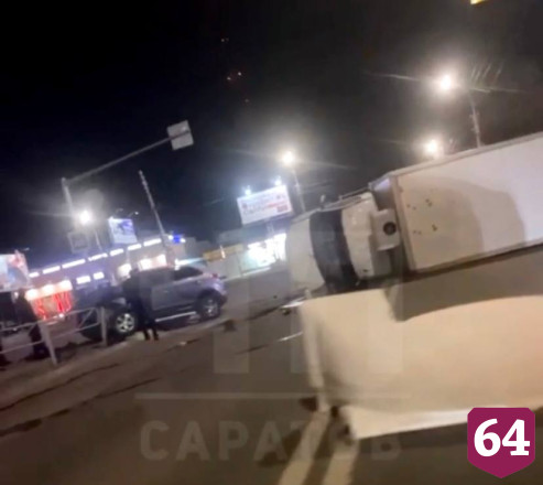 Ночью после ДТП у Сенного рынка перевернулся грузовик