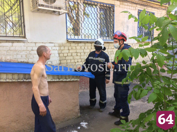 Пьяный житель Саратова на самоизоляции повис на карнизе 3-го этажа