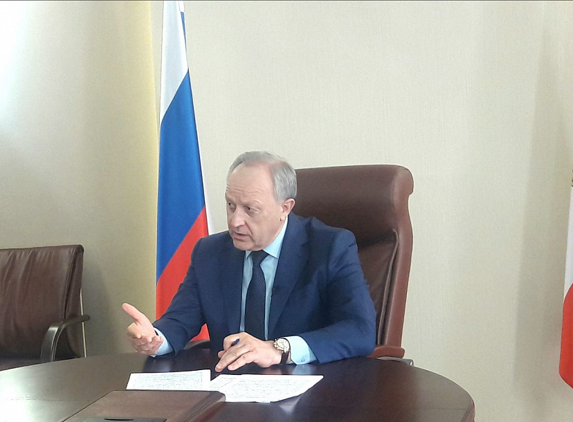 Губернатор потребовал устранить столпотворение на рынках