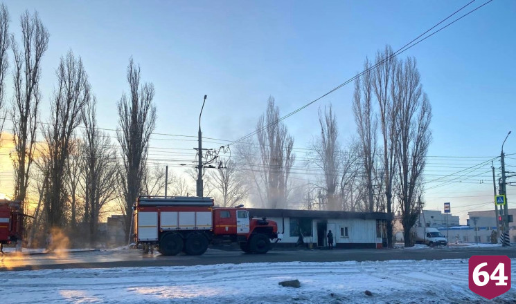 На остановке выгорел торговый ларек