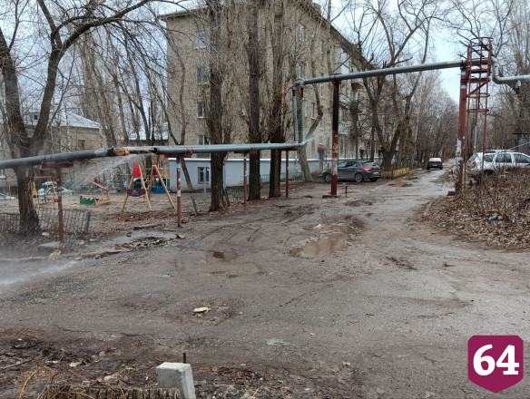 В Саратове двор пятиэтажек заливает кипятком