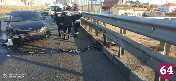 Автоледи протаранила отбойник на скользком мосту и попала в больницу