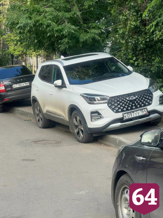 В Саратове автохамы оккупировали тротуар у сквера