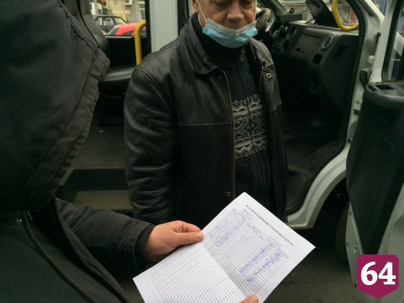 Водитель автобуса ел яблоко без маски и попался