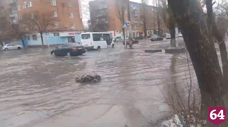 На перекрестке в Энгельсе появилась «сезонная река Амазонка»