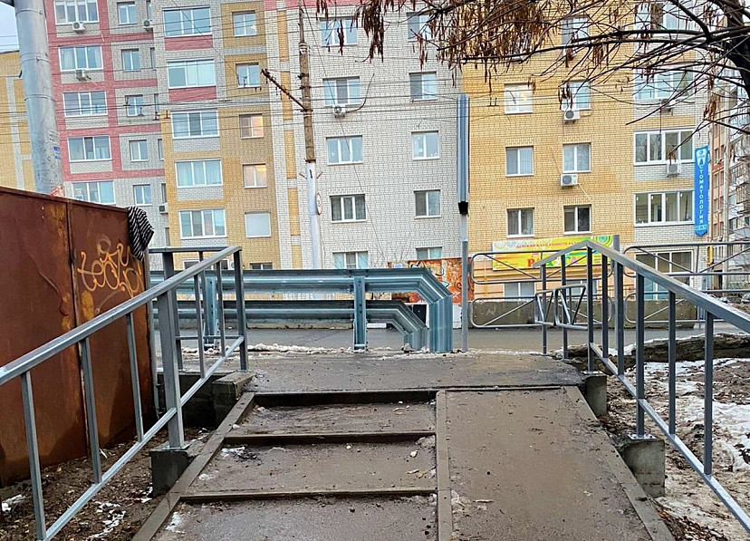 В Саратове после жалобы установили перила на опасной лестнице