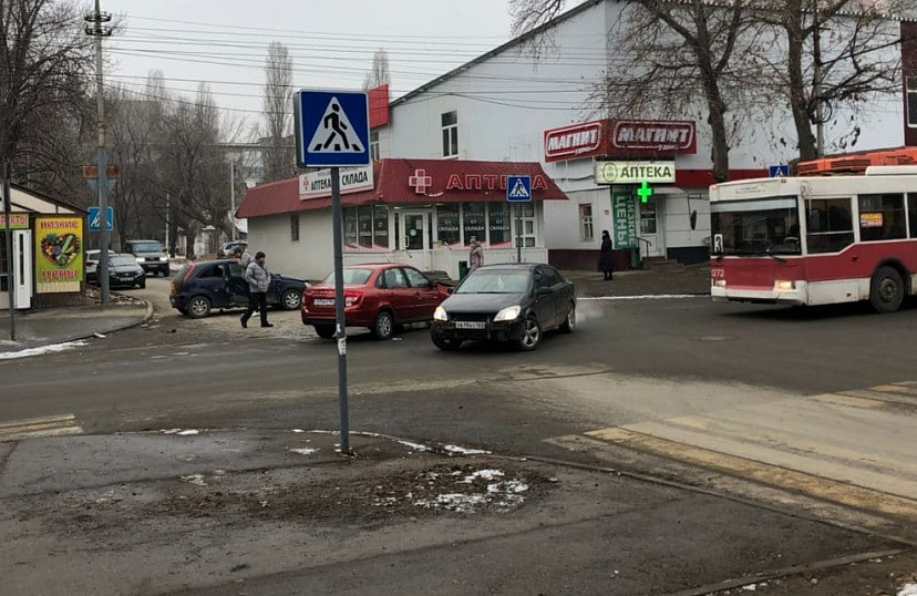 Две легковушки не поделили дорогу у саратовской больницы