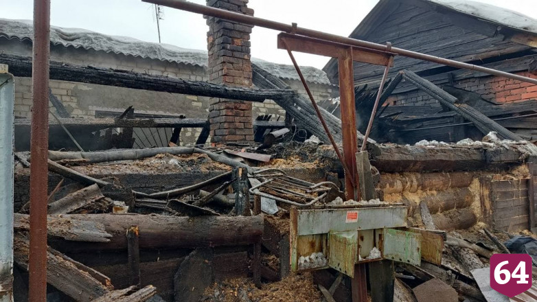 В Саратове пожар уничтожил частный дом на Рахова
