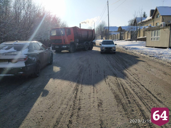 В Саратове пассажирка иномарки пострадала в ДТП с самосвалом