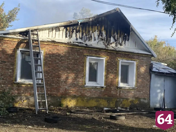 Женщина с ребенком спаслись из горящего дома в Саратовской области