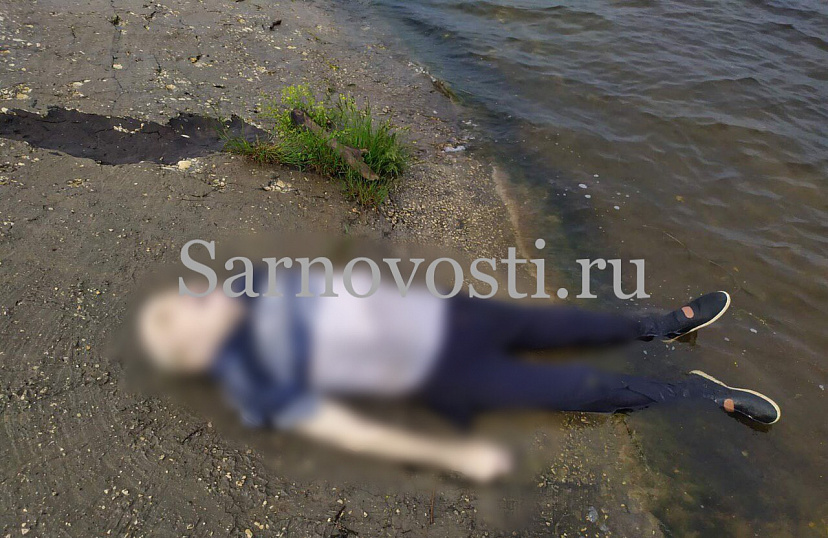 Пожилой мужчина упал с моста в Волгу и погиб