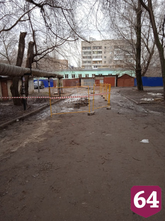В Саратове на размытой водой дороге провалился автомобиль
