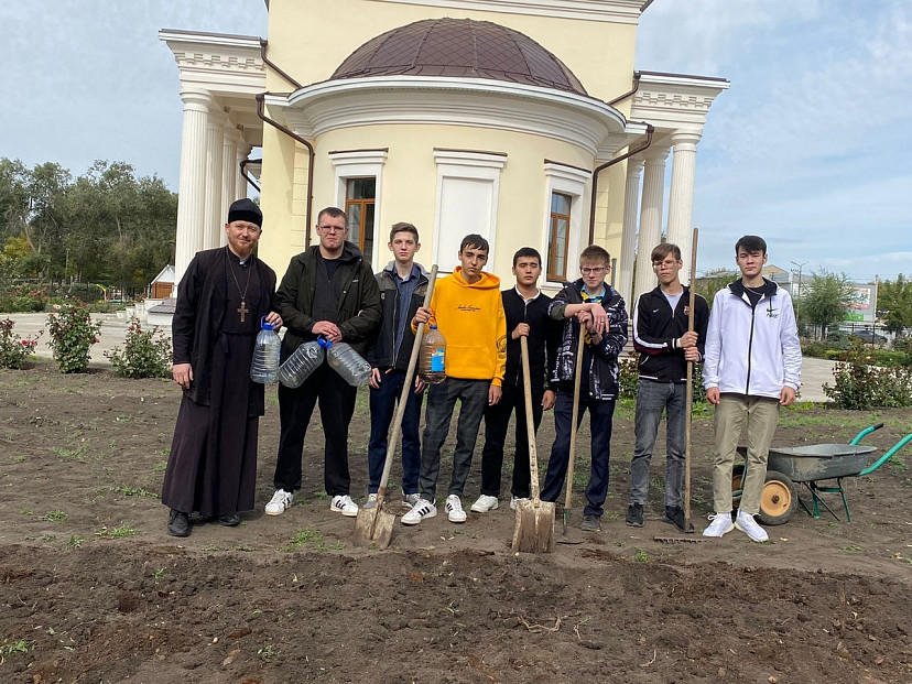 Священник создал у храма лесопитомник и раздает по Заволжью дубы
