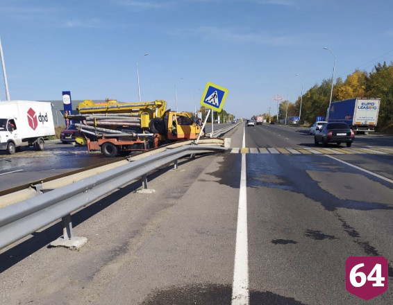 В Саратове грузовик отбросило в отбойник после ДТП