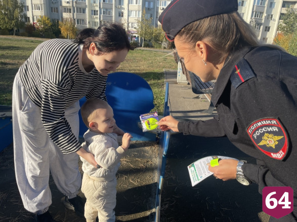 Автоинспекторы дарили жителям Саратова световозвращатели
