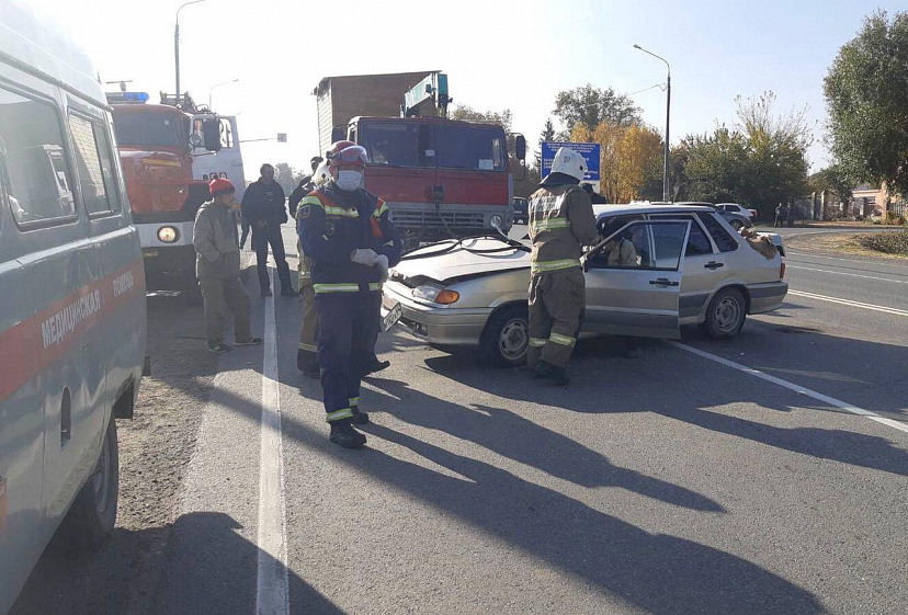 Под Саратовом в ДТП с грузовиком пострадали 3 человека