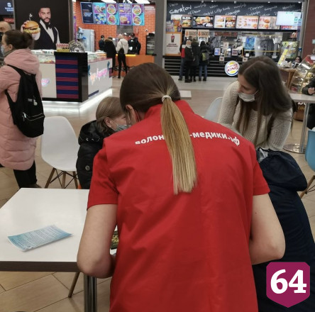 Жителей Саратова начали прививать от коронавируса в торговых центрах