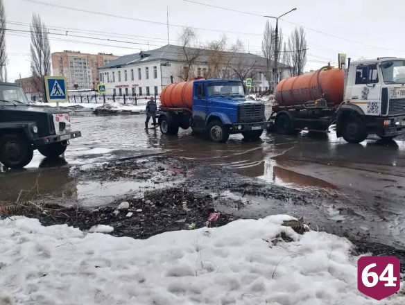С улиц Энгельса откачивают талые воды 