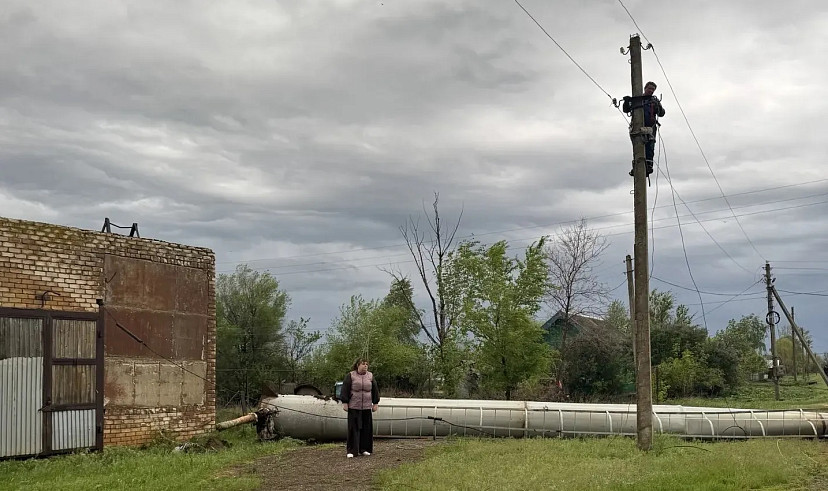 В Саратовской области сильный ветер повалил водонапорную башню 