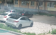 Саратовцы щебнем засыпали газон ради парковки