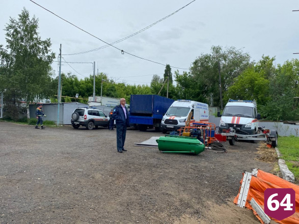 В Саратове спасатели тренировались убирать нефтяные пятна на Волге