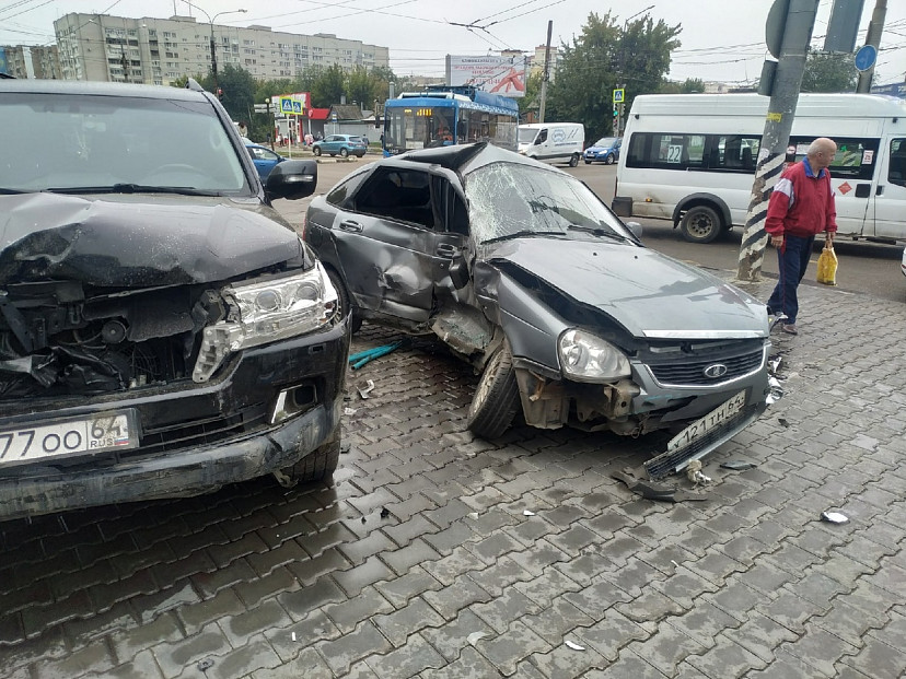 Автомобили вынесло на тротуар торгового центра в Энгельсе