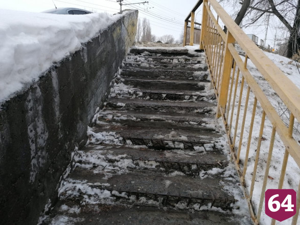 В Саратове убрали снежную горку с лестницы моста