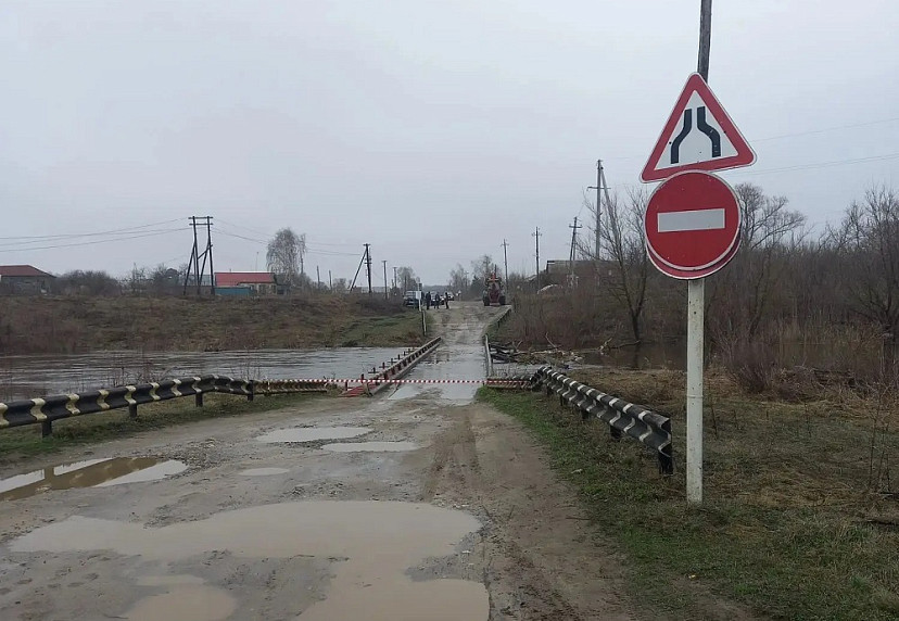 В Саратовской области из-за паводка закрыли движение по мосту