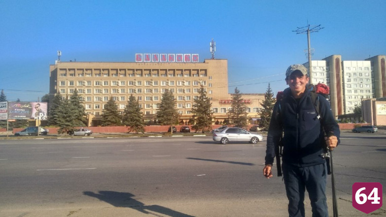 Тридцатилетний путешественник идет пешком в Индию через Саратов