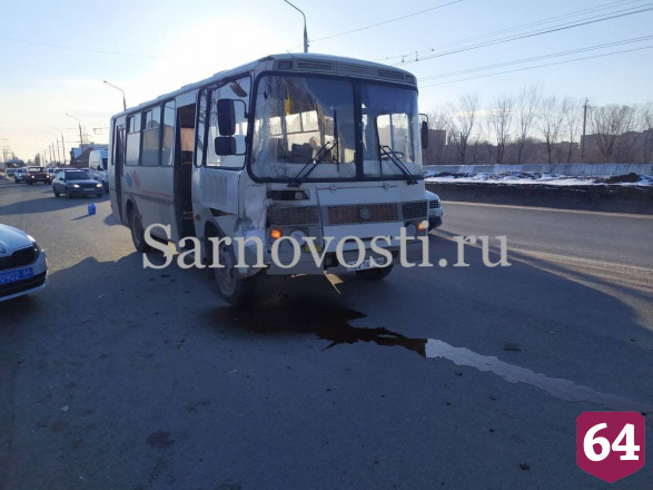 Под Саратовом грузовик влетел в магазин после столкновения с автобусом 