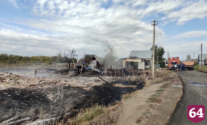 Под Саратовом природный пожар перекинулся на жилые дома