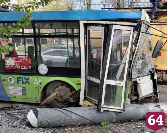 Две пассажирки травмировались при столкновении троллейбуса со столбом  