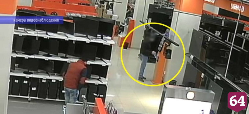 Серийный похититель техники из магазина в Энгельсе попал на камеры