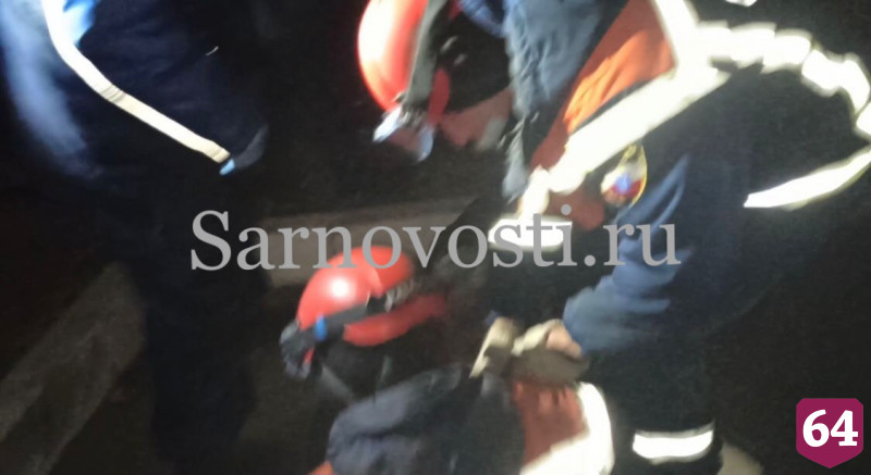 В Саратове из горящего люка вытащили мужчину