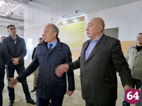 Радаев на заводе в Ершове вспомнил, как ремонтировал трактора 