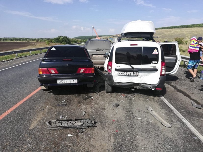 В массовой аварии на трассе под Саратовом разбились 2 человека