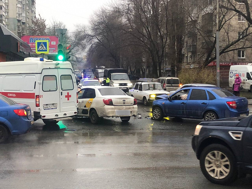 В Саратове водитель «Гранты» пострадал в ДТП с такси