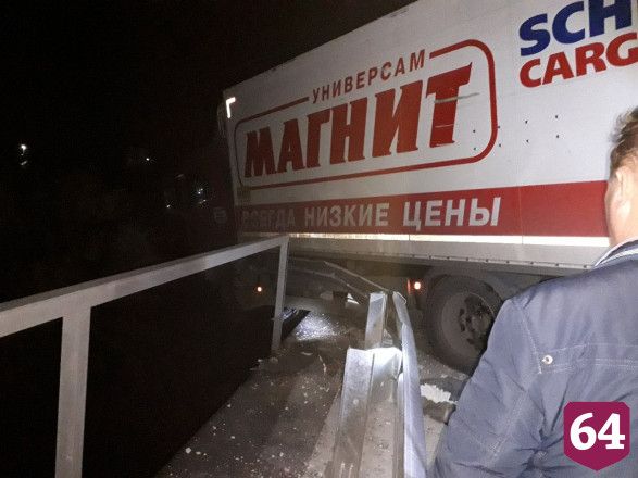 Фура «Магнита» снесла ограждение моста и повисла над рекой