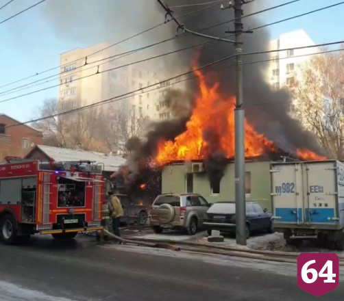 Пожарные тушили в центре Саратова частный дом