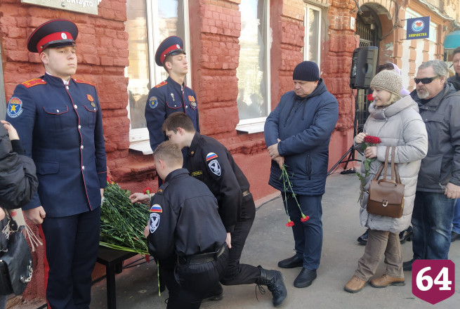 Сын Сергея Пускепалиса приехал в Саратов к дому отца