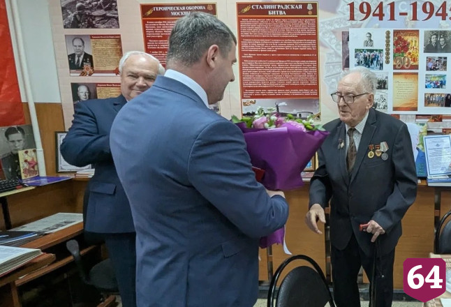 В Саратовской области педагог и ветеран труда отметил 90-летие 