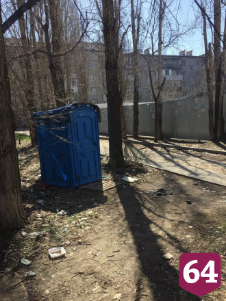 Жители Саратова пожаловались на мусор и биотуалет у «Магнита»