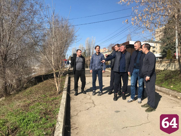 Роман Бусаргин с коллегами убирал на субботнике Кумысную поляну